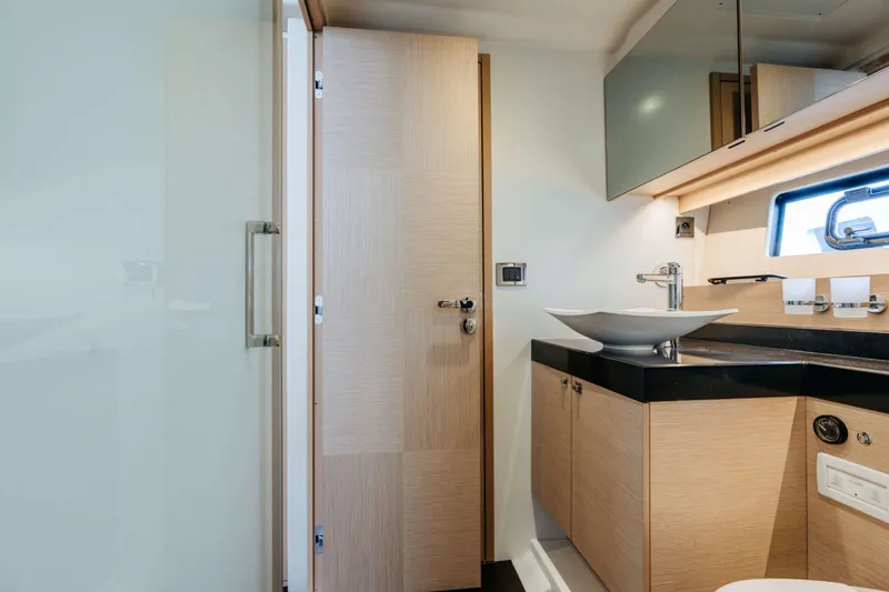 550 Fly Yacht Photos Pics 