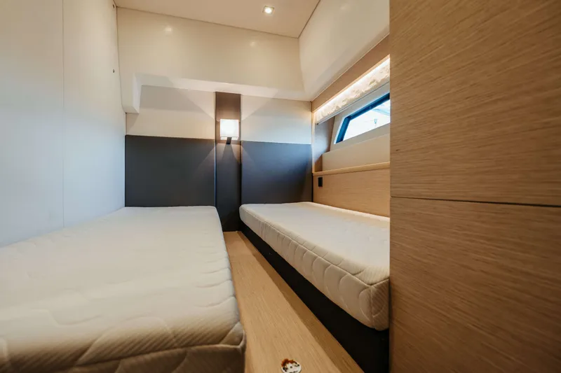 550 Fly Yacht Photos Pics 