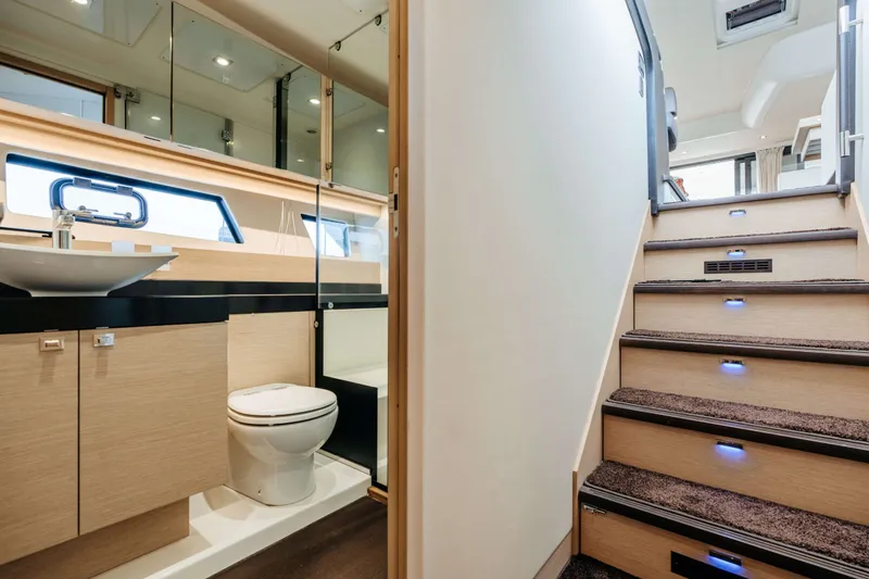 550 Fly Yacht Photos Pics 