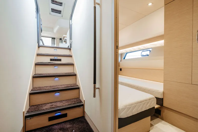 550 Fly Yacht Photos Pics 