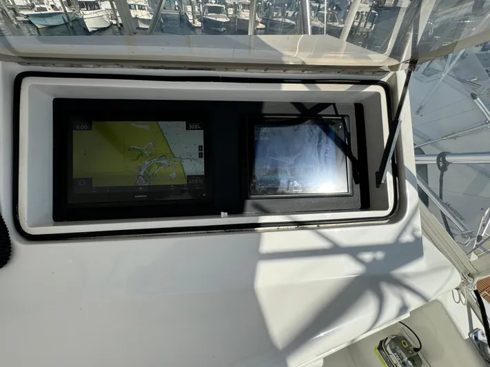  Yacht Photos Pics Navigation screens on a 2005 Ocean Yachts 46 Super Sport boat.