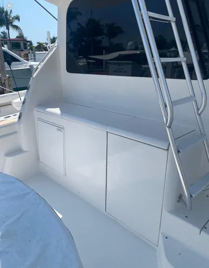  Yacht Photos Pics 2005 Ocean Yachts 46 Super Sport yacht deck with storage and ladder.