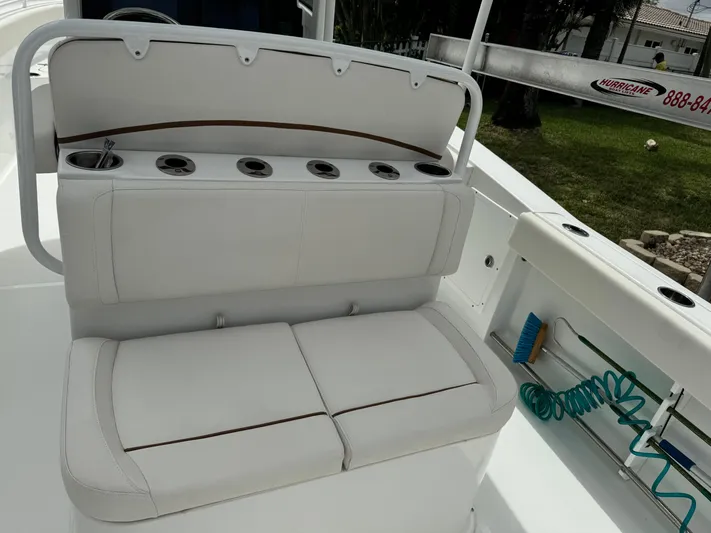  Yacht Photos Pics 2022 Sea Hunt 27 Gamefish boat seating and rod holders.
