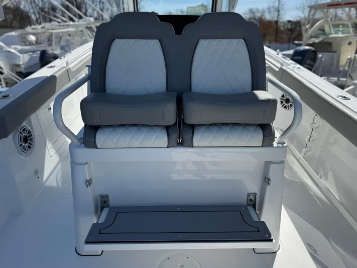  Yacht Photos Pics 2025 Everglades 285 Center Console boat seats, featuring modern design and comfortable cushioning.