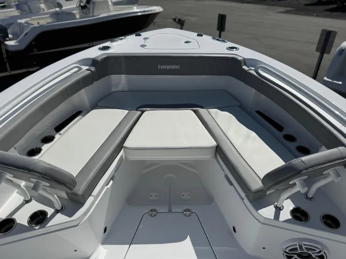  Yacht Photos Pics 2025 Everglades 285 Center Console boat interior with cushioned seating and cup holders.