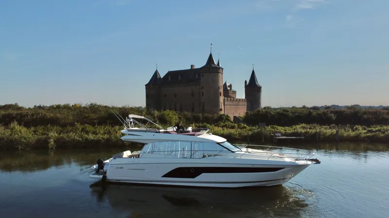 590 Flybridge Yacht Photos Pics 