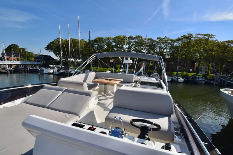 590 Flybridge Yacht Photos Pics 