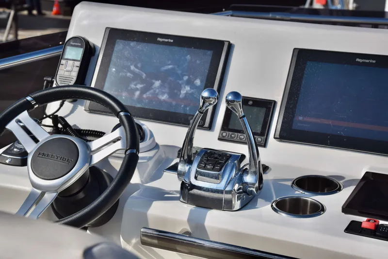 590 Flybridge Yacht Photos Pics 