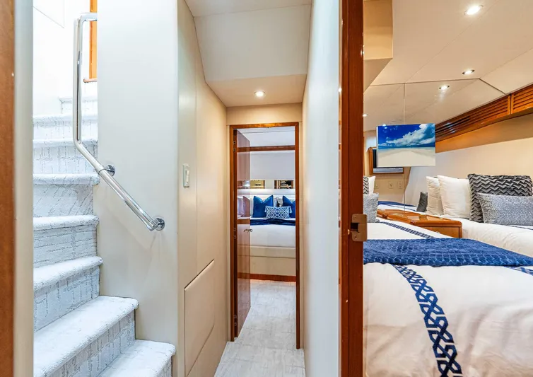 Pilot Lounge (name Reserved) Yacht Photos Pics 