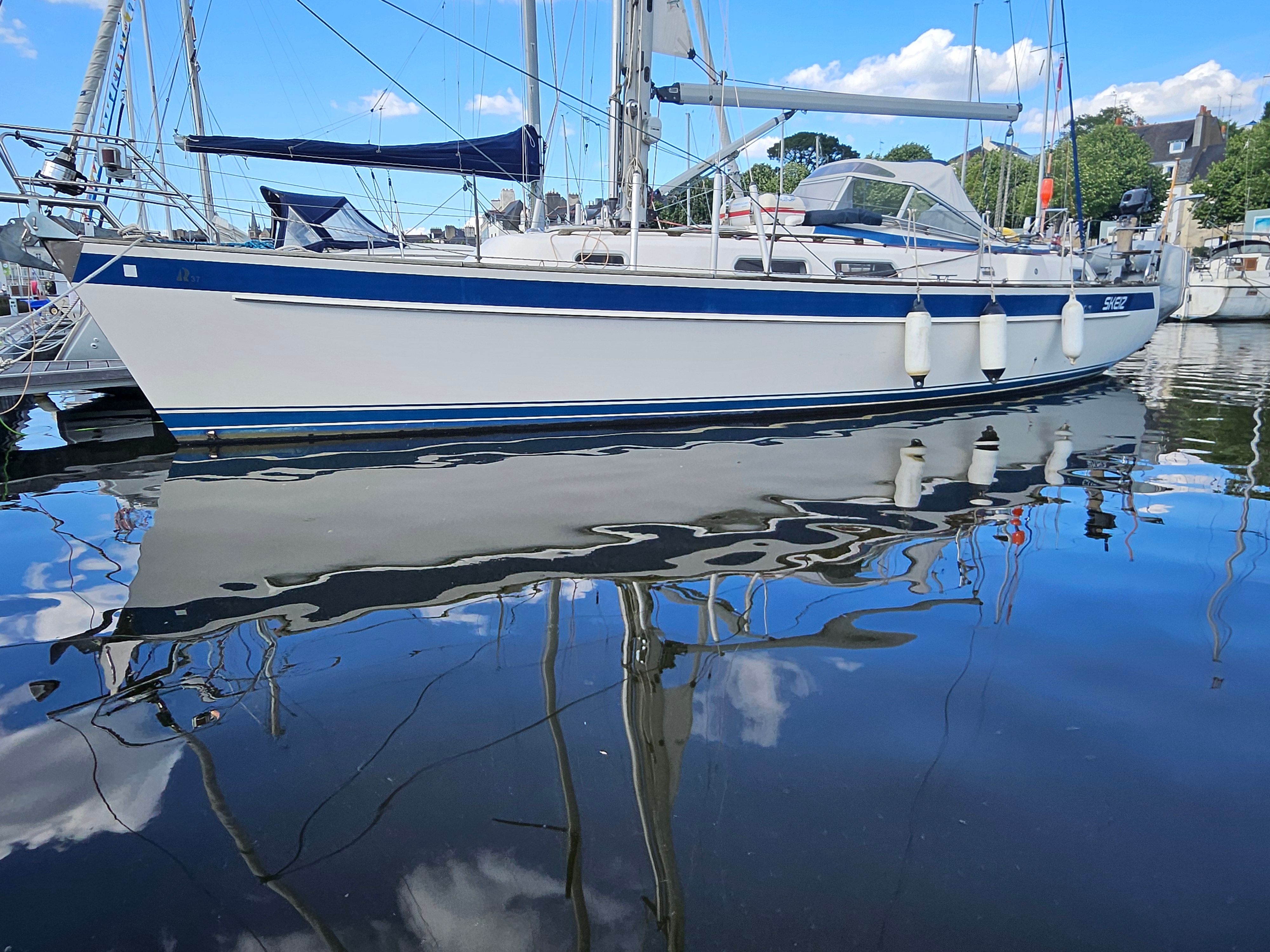 2004 Hallberg-Rassy 37