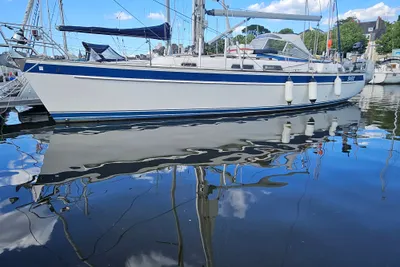 2004 Hallberg-Rassy 37