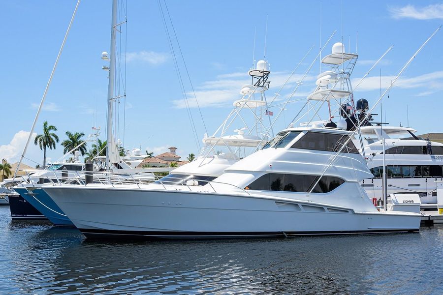 2001 Hatteras 60 enclosed bridge