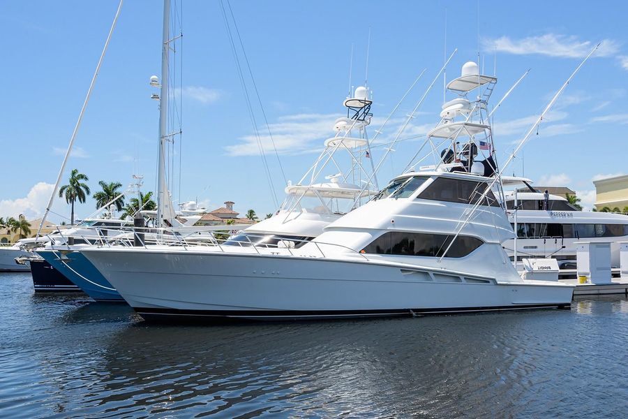 2001 Hatteras 60 enclosed bridge