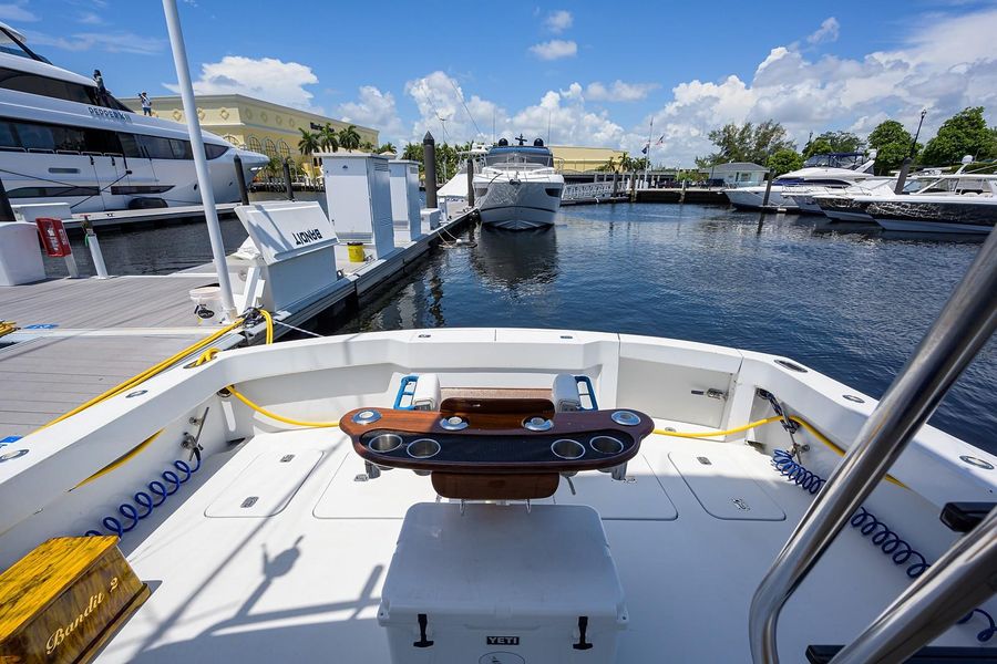 2001 Hatteras 60 enclosed bridge