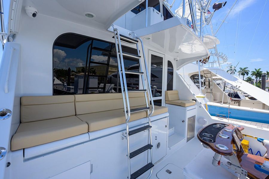 2001 Hatteras 60 enclosed bridge