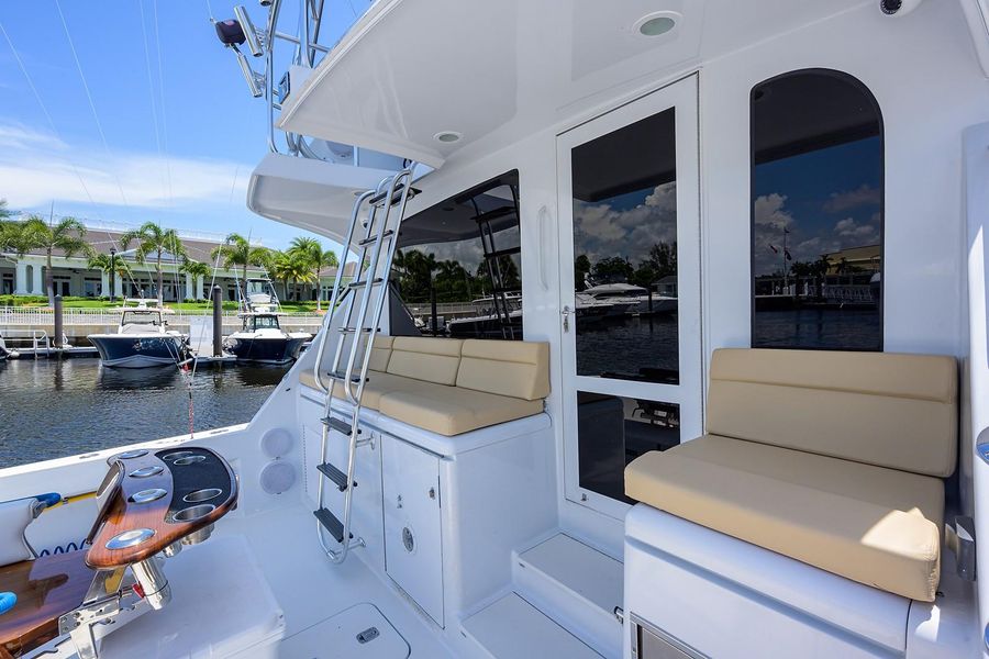 2001 Hatteras 60 enclosed bridge