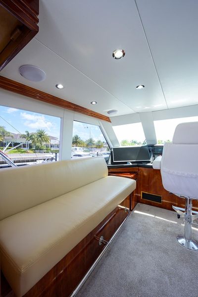 2001 Hatteras 60 enclosed bridge