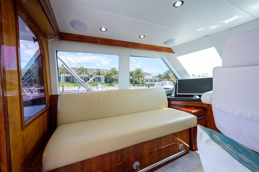 2001 Hatteras 60 enclosed bridge