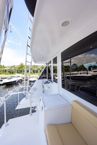 2001 Hatteras 60 enclosed bridge