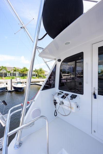 2001 Hatteras 60 enclosed bridge