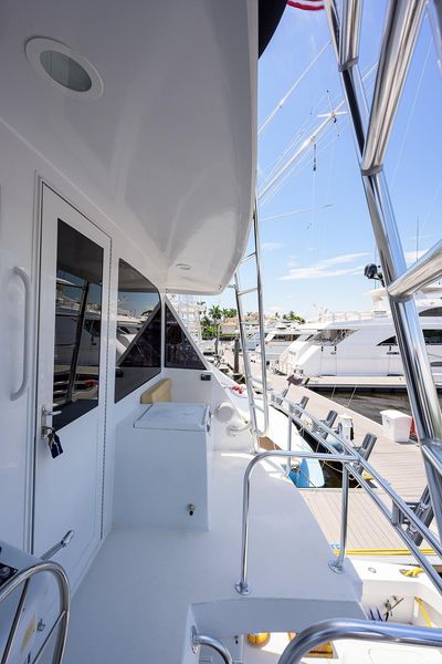 2001 Hatteras 60 enclosed bridge