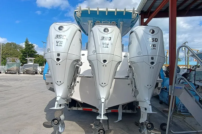 360-105 Yacht Photos Pics 2026 Robalo R360 Center Console with triple Yamaha 350 V6 outboard engines.