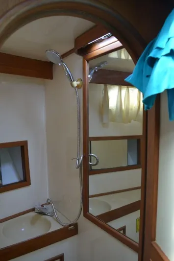 Aloha Yacht Photos Pics 1988 Marine Trader 47 Tradewinds yacht bathroom with shower and mirror.