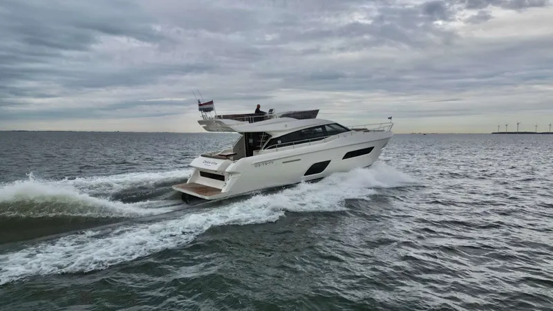 550 Yacht Photos Pics 