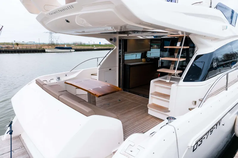 550 Yacht Photos Pics 