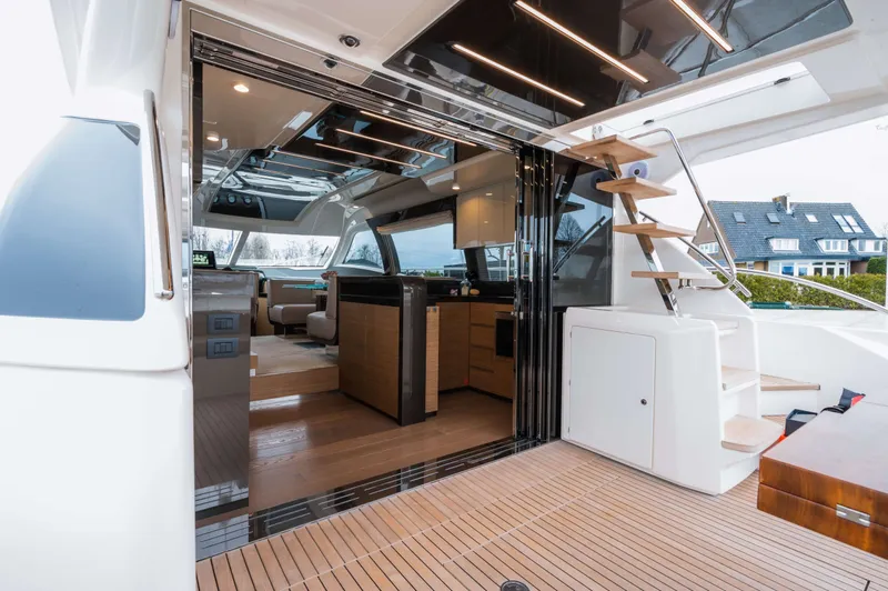 550 Yacht Photos Pics 