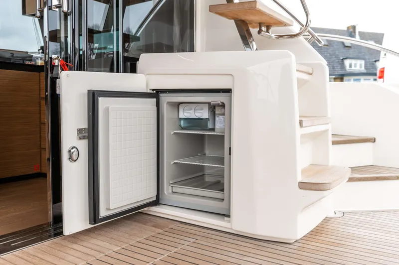 550 Yacht Photos Pics 