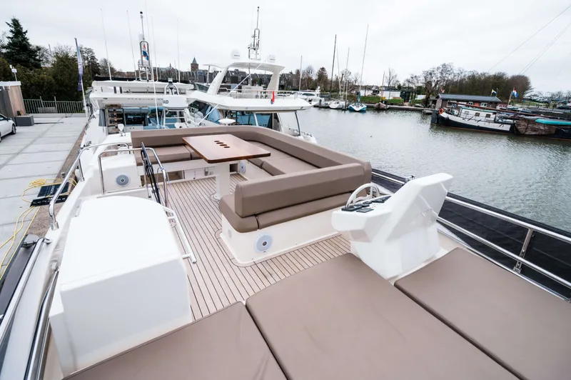 550 Yacht Photos Pics 