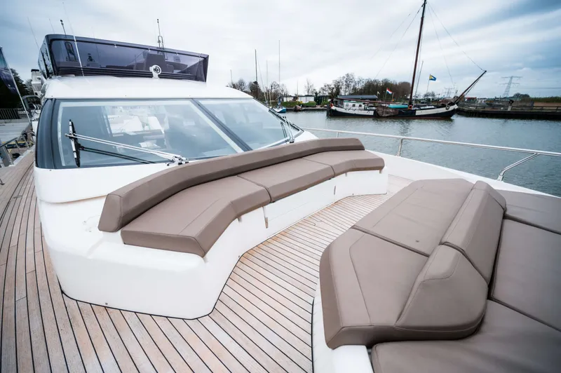 550 Yacht Photos Pics 