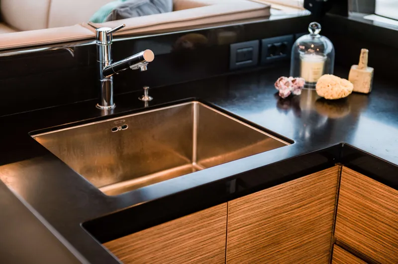 550 Yacht Photos Pics 