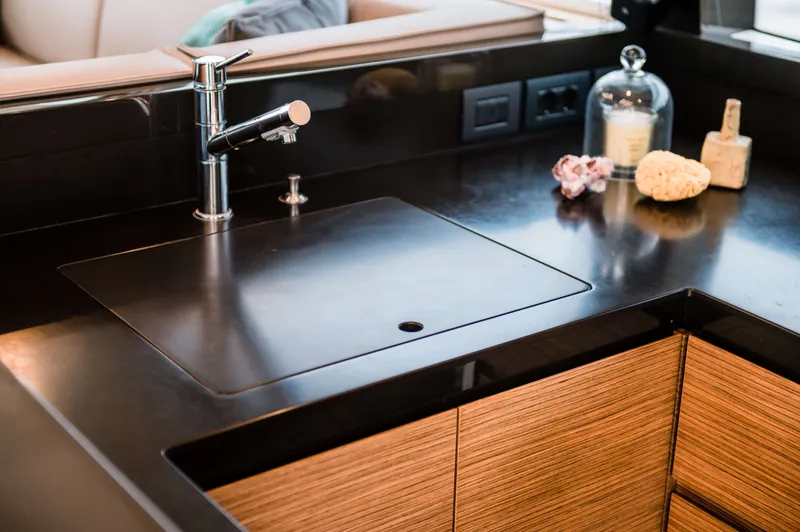 550 Yacht Photos Pics 