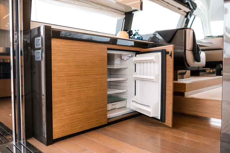 550 Yacht Photos Pics 