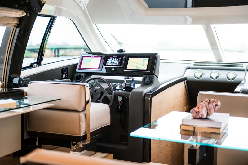 550 Yacht Photos Pics 