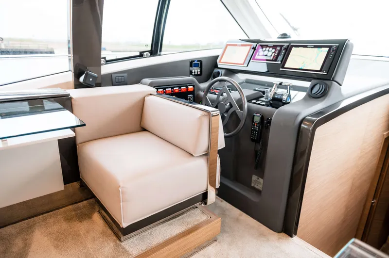 550 Yacht Photos Pics 