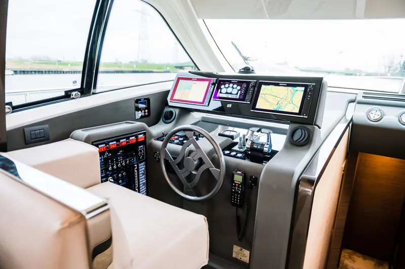 550 Yacht Photos Pics 