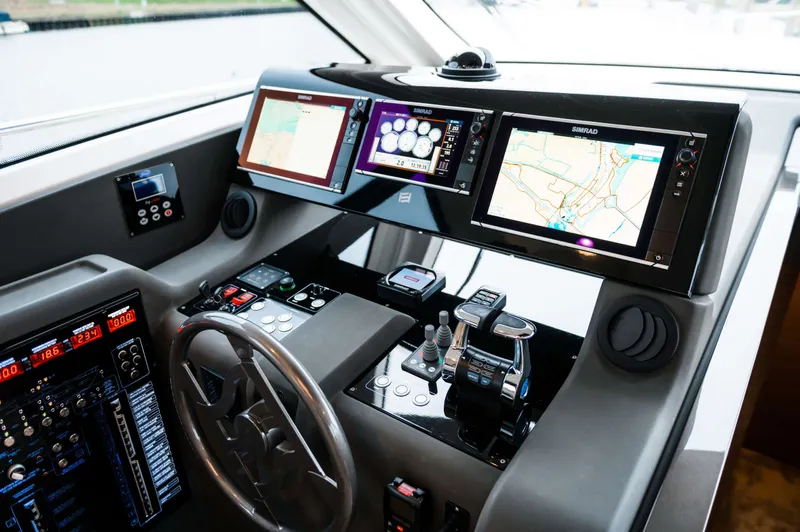 550 Yacht Photos Pics 