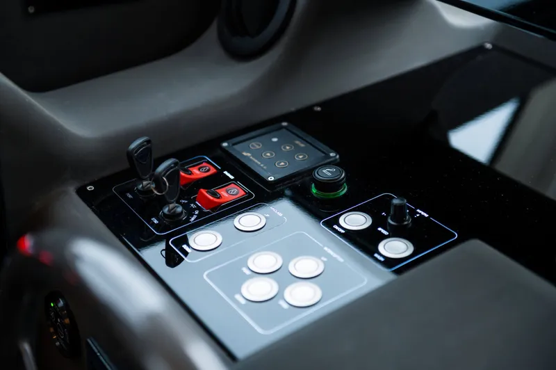 550 Yacht Photos Pics 