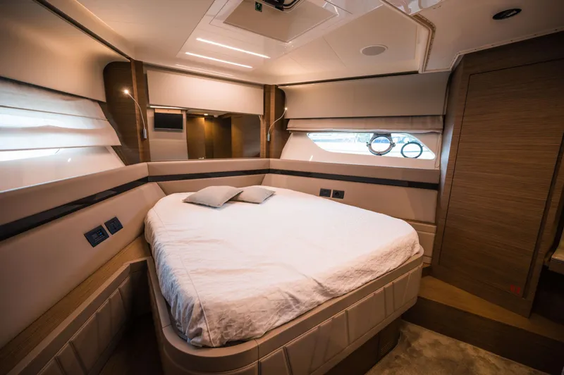 550 Yacht Photos Pics 