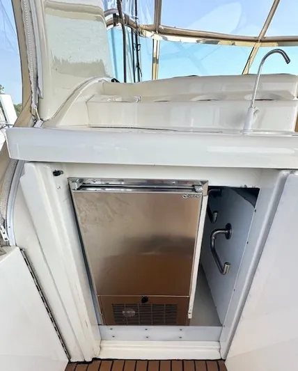 Endeavor Yacht Photos Pics Ice Maker - Aft Deck