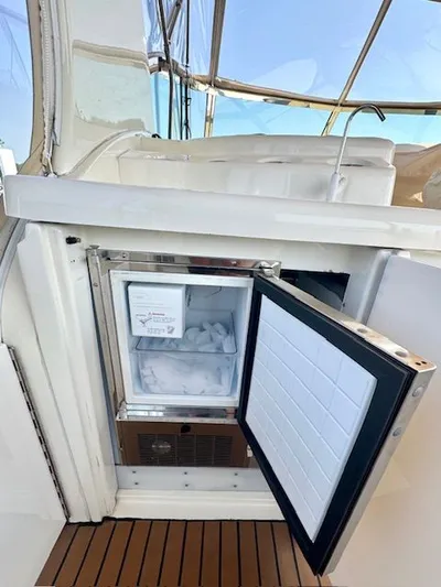 Endeavor Yacht Photos Pics Ice Maker - Aft Deck