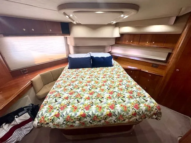Endeavor Yacht Photos Pics Master StateRoom - Bed