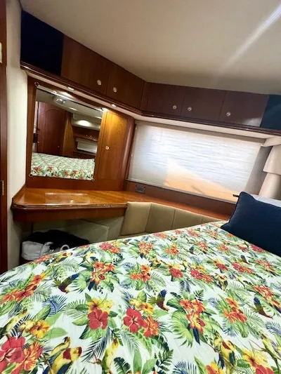 Endeavor Yacht Photos Pics Master StateRoom - Vanity
