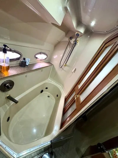 Endeavor Yacht Photos Pics Master StateRoom - Shower / Tub