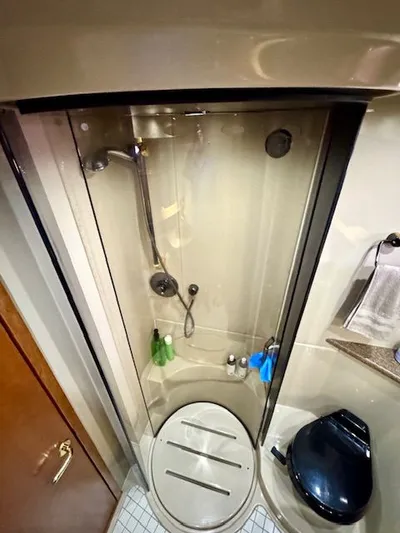 Endeavor Yacht Photos Pics Guest Head / Shower