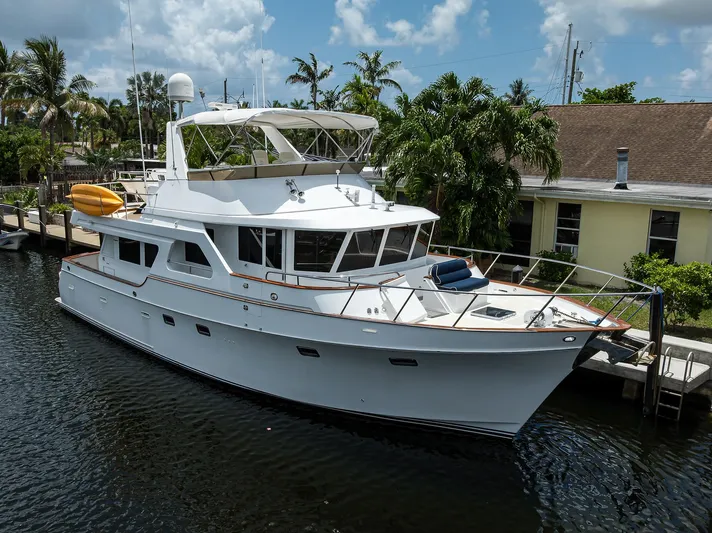 Change Of Latitude Yacht Photos Pics 2001 Ocean Alexander 602 yacht docked by tropical waterfront home.