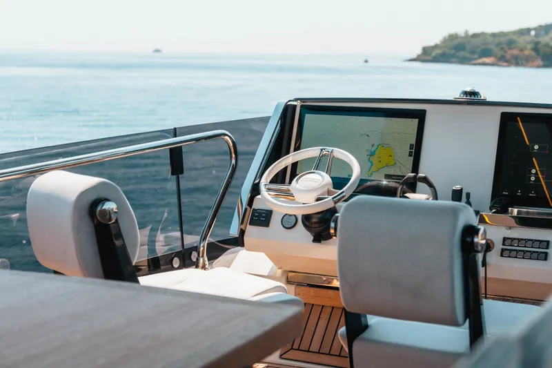 690 Flybridge Yacht Photos Pics 